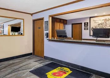 Super 8 by Wyndham Valentine NE hotel thumbnail 3