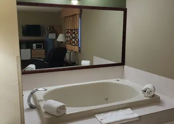 Super 8 by Wyndham Valentine NE hotel thumbnail 5
