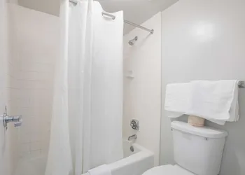 Americas Best Value Inn Stockbridge hotel thumbnail 5