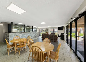 Americas Best Value Inn Bonham hotel thumbnail 2