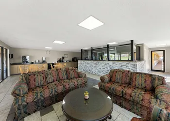 Americas Best Value Inn Bonham hotel thumbnail 3