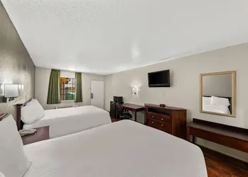 Americas Best Value Inn Bonham hotel thumbnail 4