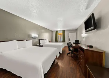 Americas Best Value Inn Bonham hotel thumbnail 5