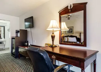 Americas Best Value Inn Paris hotel thumbnail 6