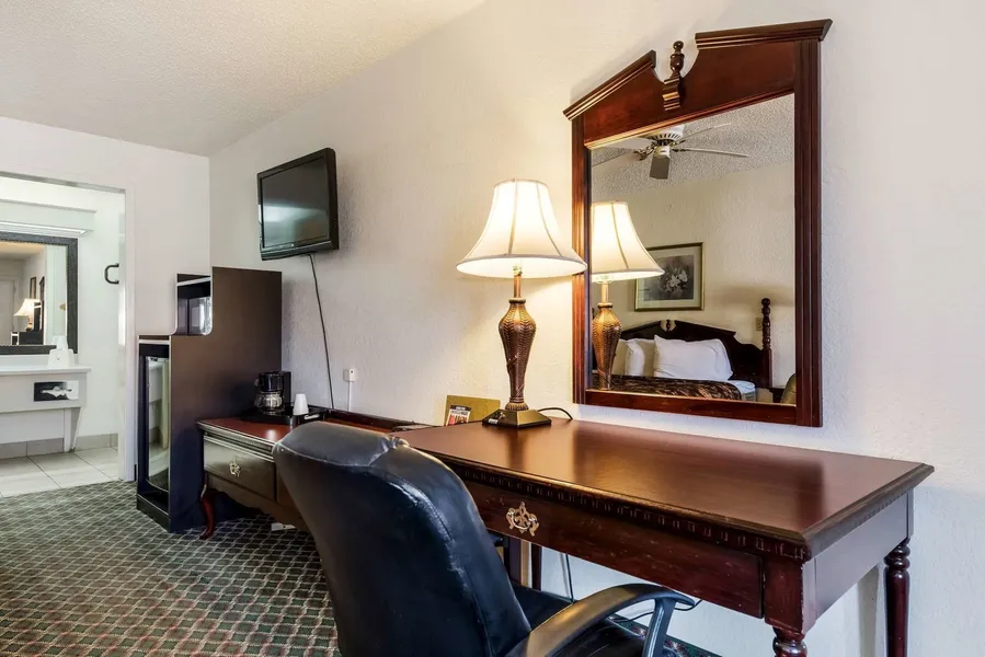 Americas Best Value Inn Paris hotel detail image 6