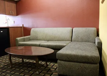 HomeTown Inn & Suites hotel thumbnail 6