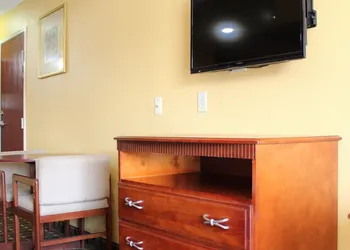 HomeTown Inn & Suites hotel thumbnail 7