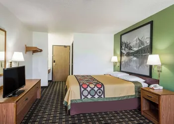 Super 8 by Wyndham Coshocton Roscoe Village hotel thumbnail 6