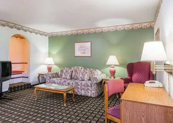 Super 8 by Wyndham Coshocton Roscoe Village hotel thumbnail 8