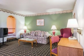 Super 8 by Wyndham Coshocton Roscoe Village hotel thumbnail 7