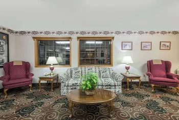 Super 8 by Wyndham Coshocton Roscoe Village hotel detail image 2