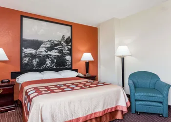 Super 8 by Wyndham Harrisburg hotel thumbnail 4