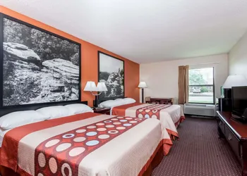Super 8 by Wyndham Harrisburg hotel thumbnail 5