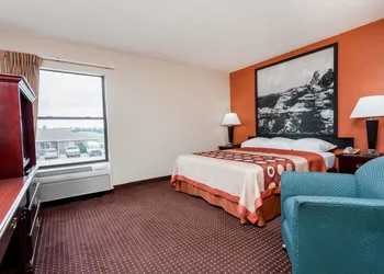 Super 8 by Wyndham Harrisburg hotel thumbnail 6