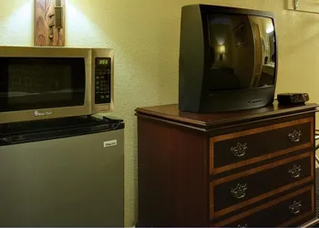 Americas Best Value Inn Comanche hotel thumbnail 8