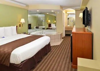 Americas Best Value Inn & Suites University Ave hotel thumbnail 3