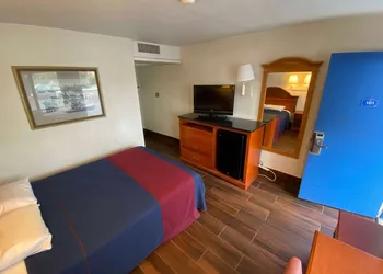 Travelodge by Wyndham Grand Rapids North hotel thumbnail 2