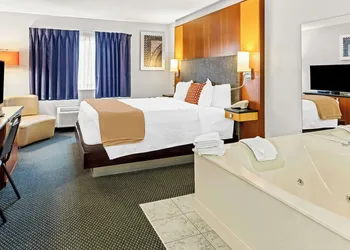 Americas Best Value Inn Tahquamenon Country hotel thumbnail 4