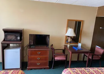 Budget Host Village Inn hotel thumbnail 8