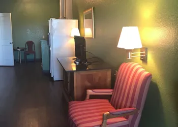 Day N Night Inn hotel thumbnail 7