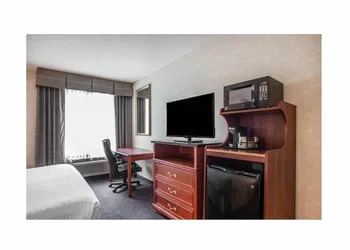Quality Inn Edison-New Brunswick hotel thumbnail 6