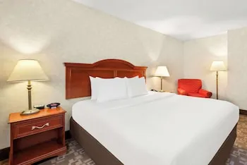 Quality Inn Edison-New Brunswick hotel thumbnail 7