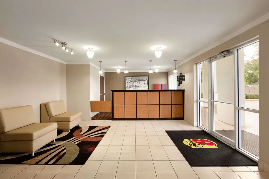 Super 8 by Wyndham Lake Charles Northeast hotel detail image 2