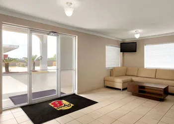 Super 8 by Wyndham Lake Charles Northeast hotel thumbnail 3