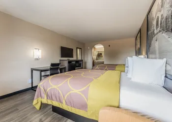 Super 8 by Wyndham Lake Charles Northeast hotel thumbnail 4
