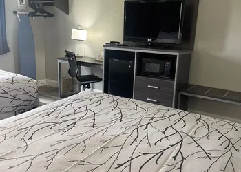 HomeTown Inn & Suites hotel thumbnail 6