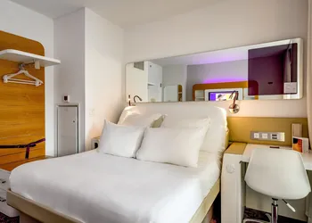 YOTEL New York Times Square hotel thumbnail 8