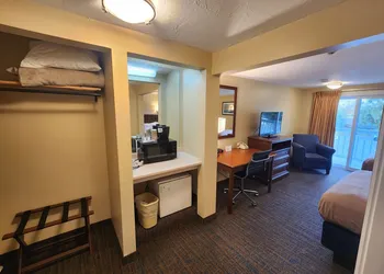 Hyannis Travel Inn hotel thumbnail 8