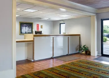 Econo Lodge Canton I-55 hotel thumbnail 3
