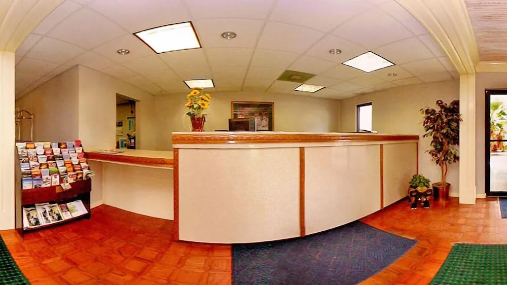 Econo Lodge Canton I-55 hotel detail image 6