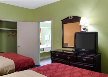 Econo Lodge Canton I-55 hotel thumbnail 8
