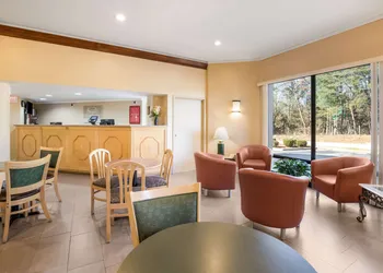 Econo Lodge Hendersonville hotel thumbnail 2