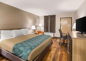Econo Lodge Hendersonville hotel thumbnail 7