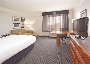 La Quinta Inn & Suites by Wyndham Pueblo hotel thumbnail 5