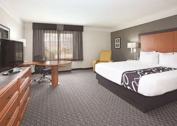 La Quinta Inn & Suites by Wyndham Pueblo hotel thumbnail 7