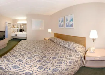 Econo Lodge Franklin - Springboro hotel thumbnail 8