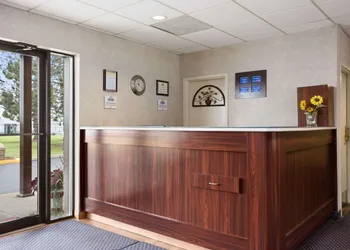 Days Inn by Wyndham Middletown hotel thumbnail 2