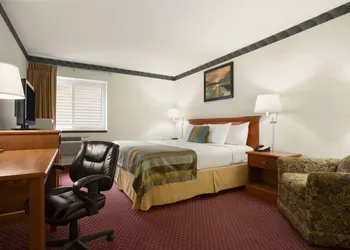 Days Inn by Wyndham Middletown hotel thumbnail 4
