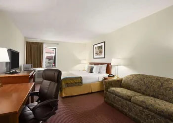 Days Inn by Wyndham Middletown hotel thumbnail 6