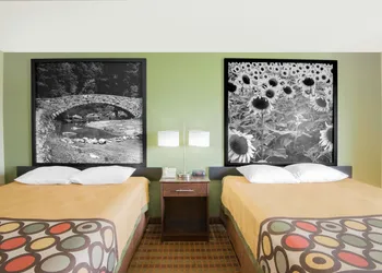 Super 8 by Wyndham Story City hotel thumbnail 6