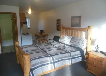 Clark Fork Lodge hotel thumbnail 7