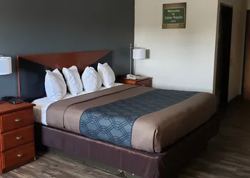 Econo Lodge Cedar Rapids South hotel thumbnail 3