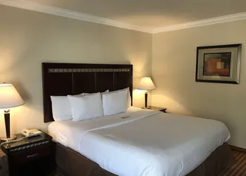 Oak Tree Inn hotel thumbnail 5