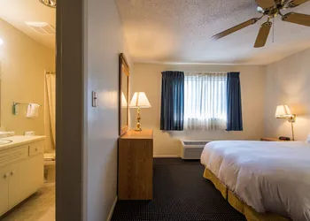 Coral Reef Inn & Suites hotel thumbnail 3