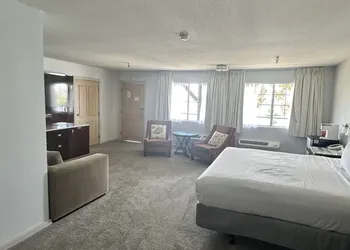 The New Pioneer hotel thumbnail 3