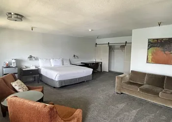 The New Pioneer hotel thumbnail 4